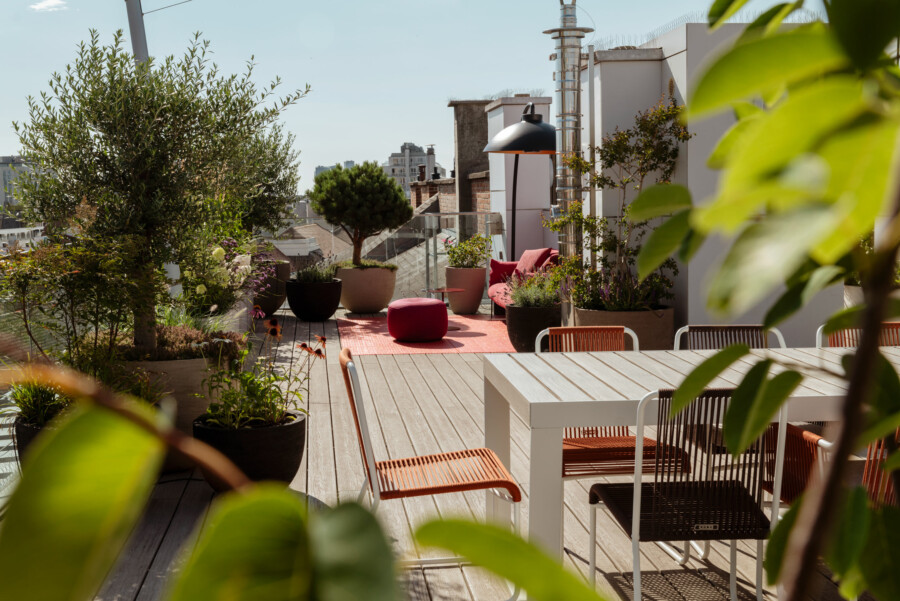 Dachterrasse mit Töpfen: Olea europaea, Lavandula angustifolia, Pinus pinea; Lounge-Ecke, Holzplanken, Stadtblick.