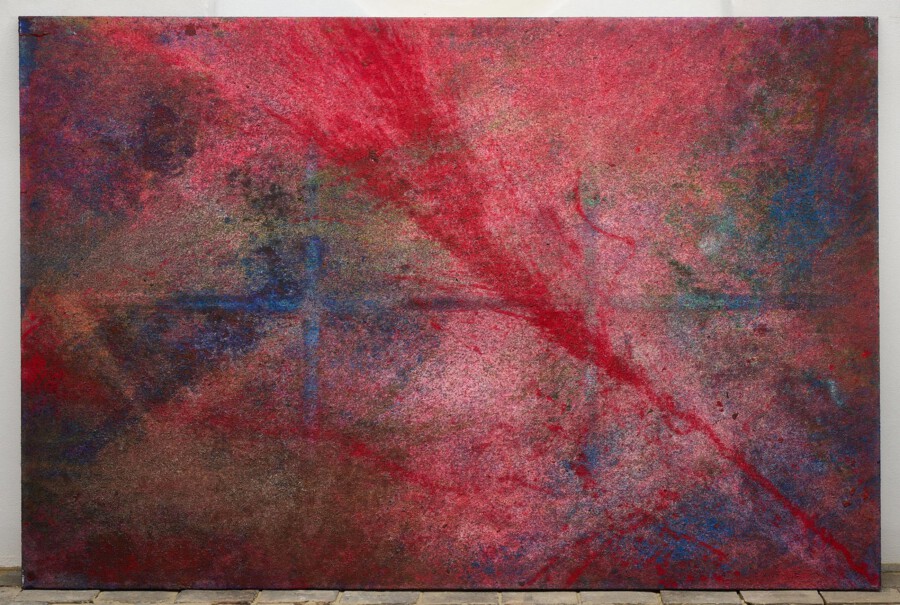 Abstraktes Gemälde mit roten, blauen und violetten Farbschichten; vor heller Wand auf Pflasterboden präsentiert.