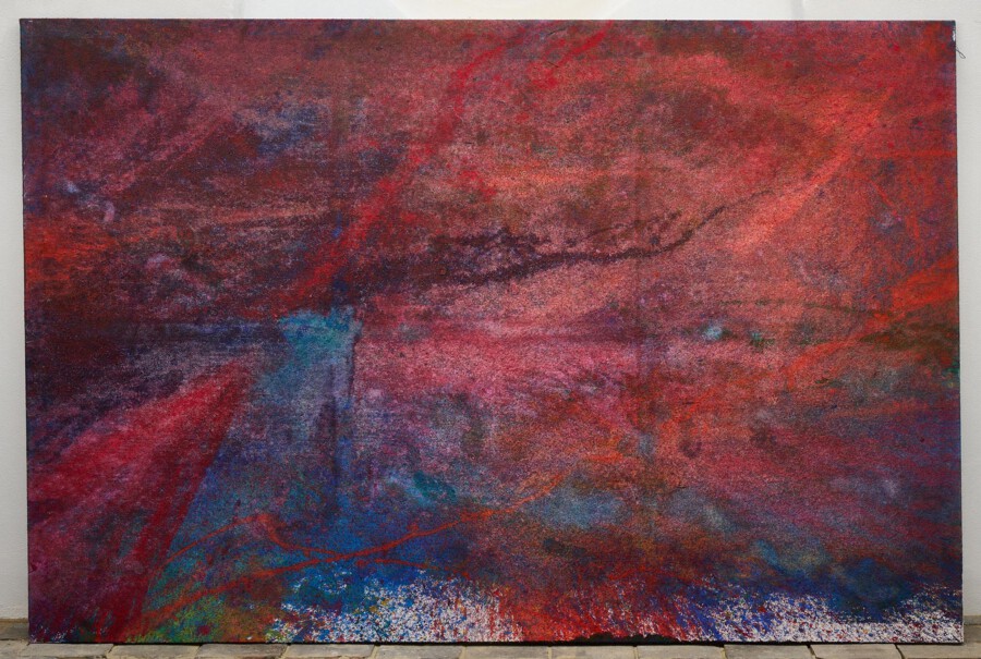 Abstrakte Malerei auf Leinwand mit roten, violetten und blauen Farbtönen; hängt an einer Wand über Holzboden.