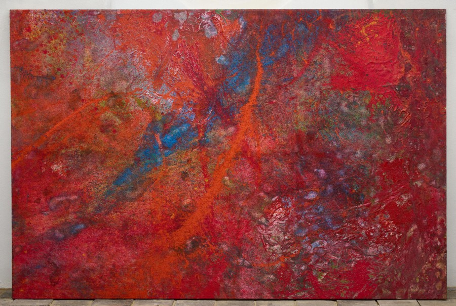 Abstraktes Gemälde mit roten, orangefarbenen und blauen Farbschichten; strukturierte Leinwandoberfläche.