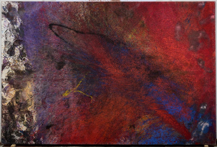 Abstrakte Malerei auf Leinwand; rote, violette und blaue Farbschichten; linke raue Struktur erinnert an Felswand, keine Pflanzen sichtbar.