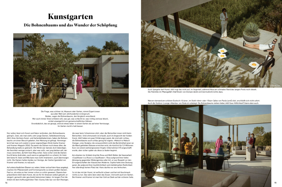 Gruppe von Personen in moderner Kleidung vor einer architektonischen Villa mit Garten; Poolbereich mit Liegen; Terrasse mit Esstisch, Obst und Aussicht.